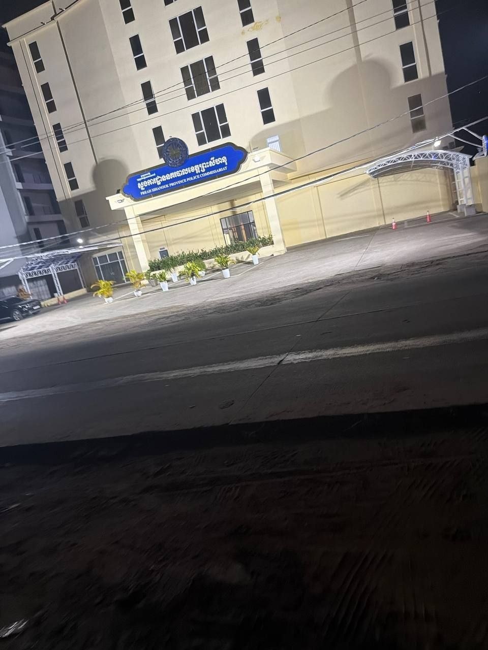 我就是前阵子从西港总局花了4000美金出来的,里面目前还有很多中国同胞在里面受难,很多都是护照劳工证齐全的,小黑屋有的几个月了还没有遣返,爆一下里面的价格表,被抓进去进小黑屋,想要到正常的房间需要花500美元升舱,拿手机需要300美金,拿外卖一次20000瑞尔起步,倒垃圾20000,没有犯事的想要出去需要花3000-5000美金贿赂警察才给放人,打野和偷渡来的需要花1万-5万放人,敢反抗直接暴打 电疗,这到底是警察局还是杀猪局,请金边警察和中国大使馆介入调查解救无辜的中国人